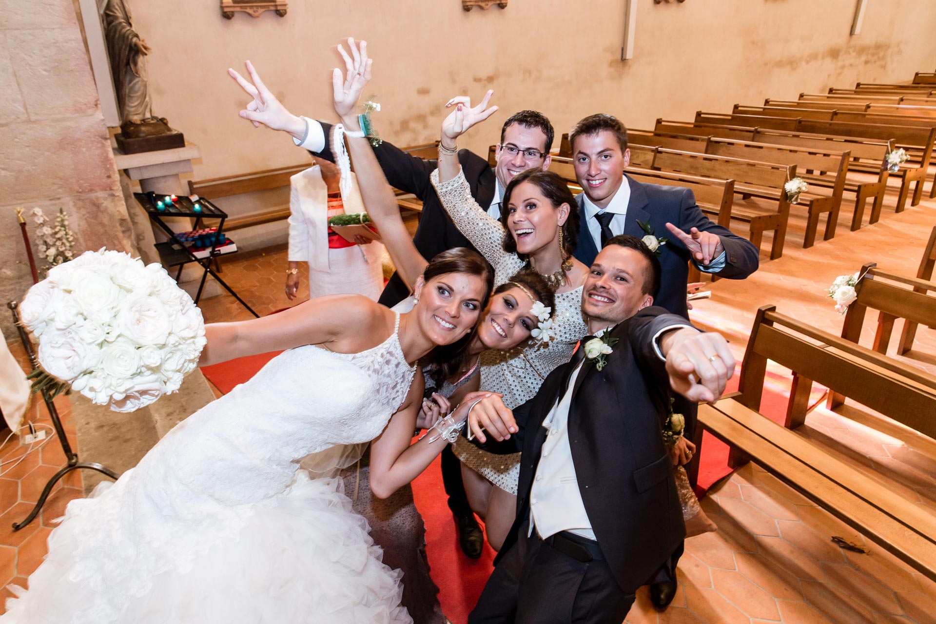 Mariage de Mallorye et Nicolas. Ambiance Selfie a l'eglise de Cessy