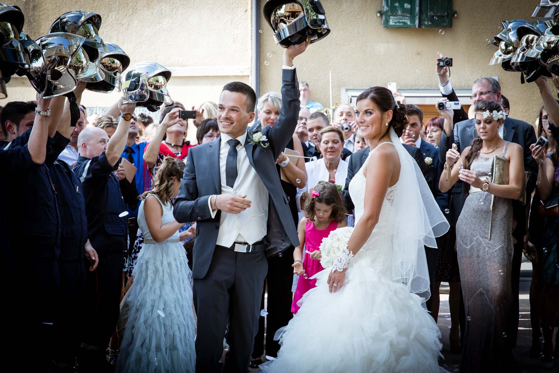 Mariage de Mallorye et Nicolas. Sortie enn couple avec pompiersde l'eglise de Cessy