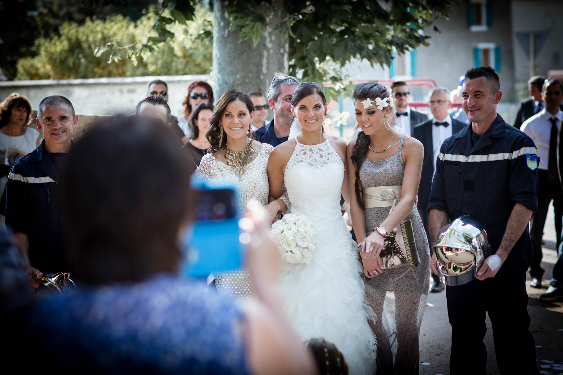 Mariage de Mallorye et Nicolas. Photo de groupe a la sortie de l'eglise de Cessy