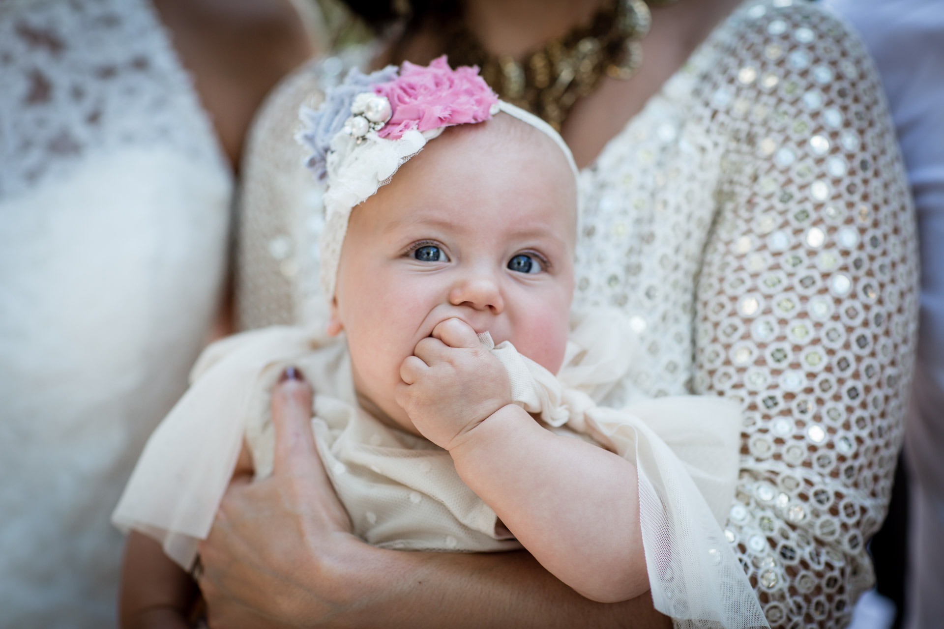 Mariage de Mallorye et Nicolas.Portrait bebe a l'eglise de Cessy