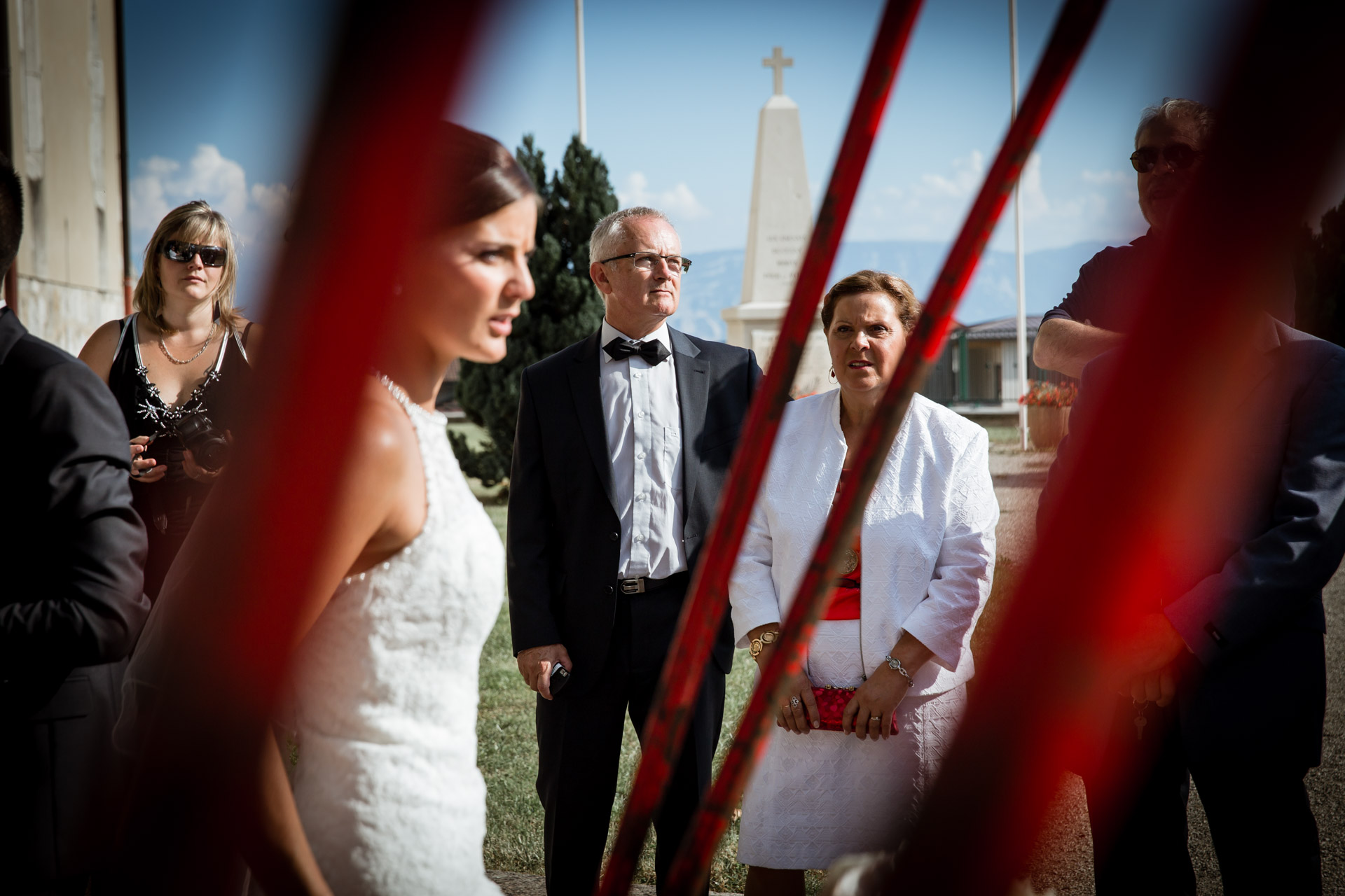 Mariage de Mallorye et Nicolas. Superbe portrait de la mariee a la sortie de l'eglise de Cessy et montagne et Jeep