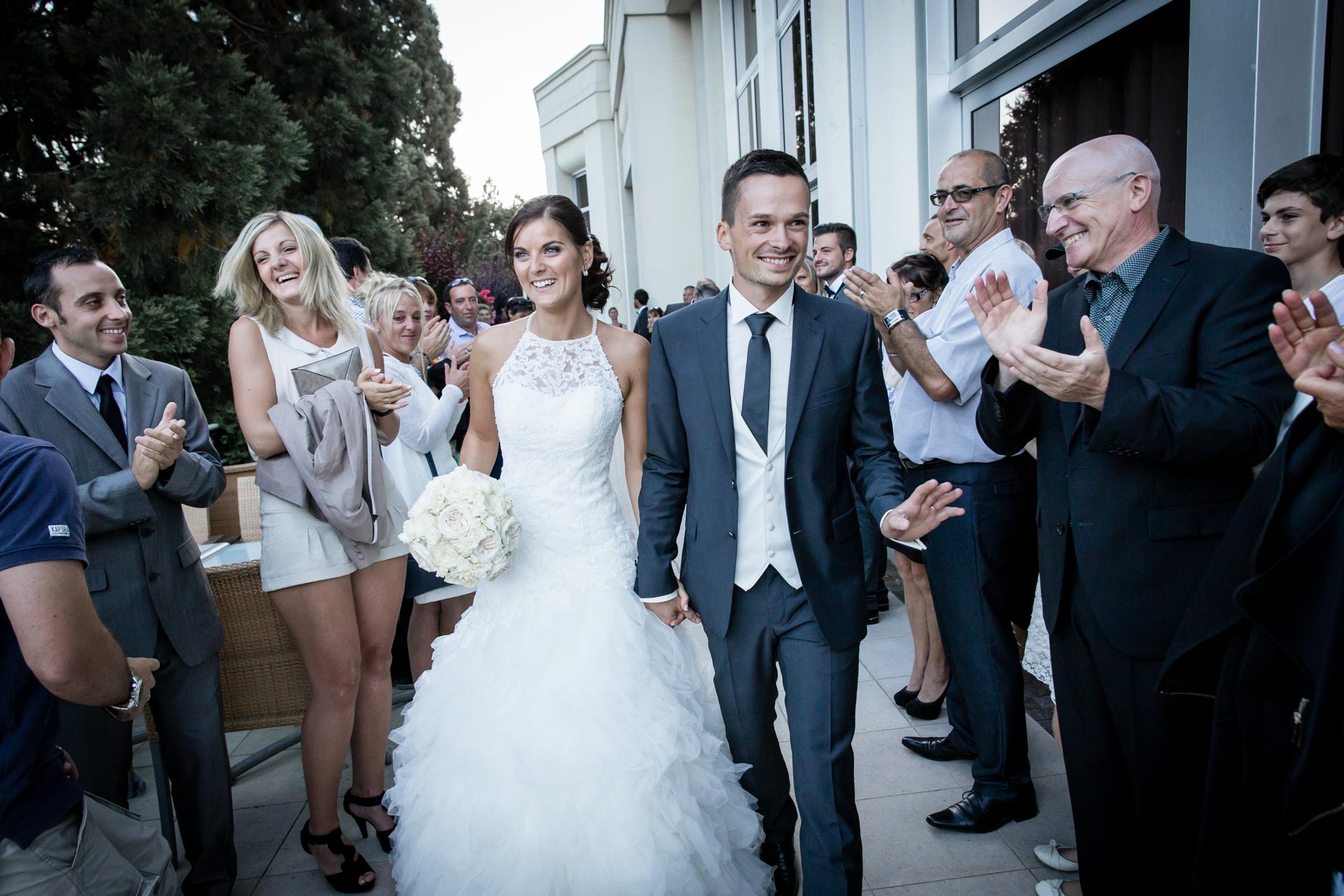 Mariage de Mallorye et Nicolas. Couple arrivant au vin d'honneur au Domaine de DIvonne