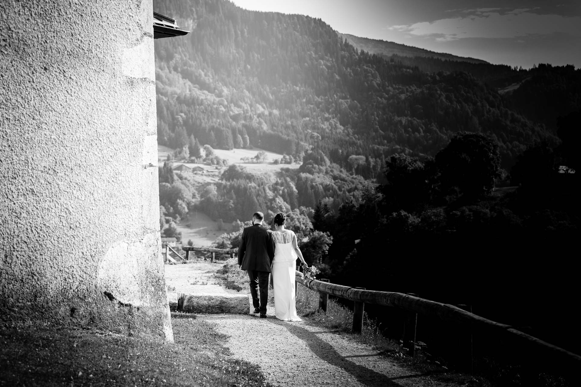 Mariage Mont Saxonnex couple marchant pres de l'eglise