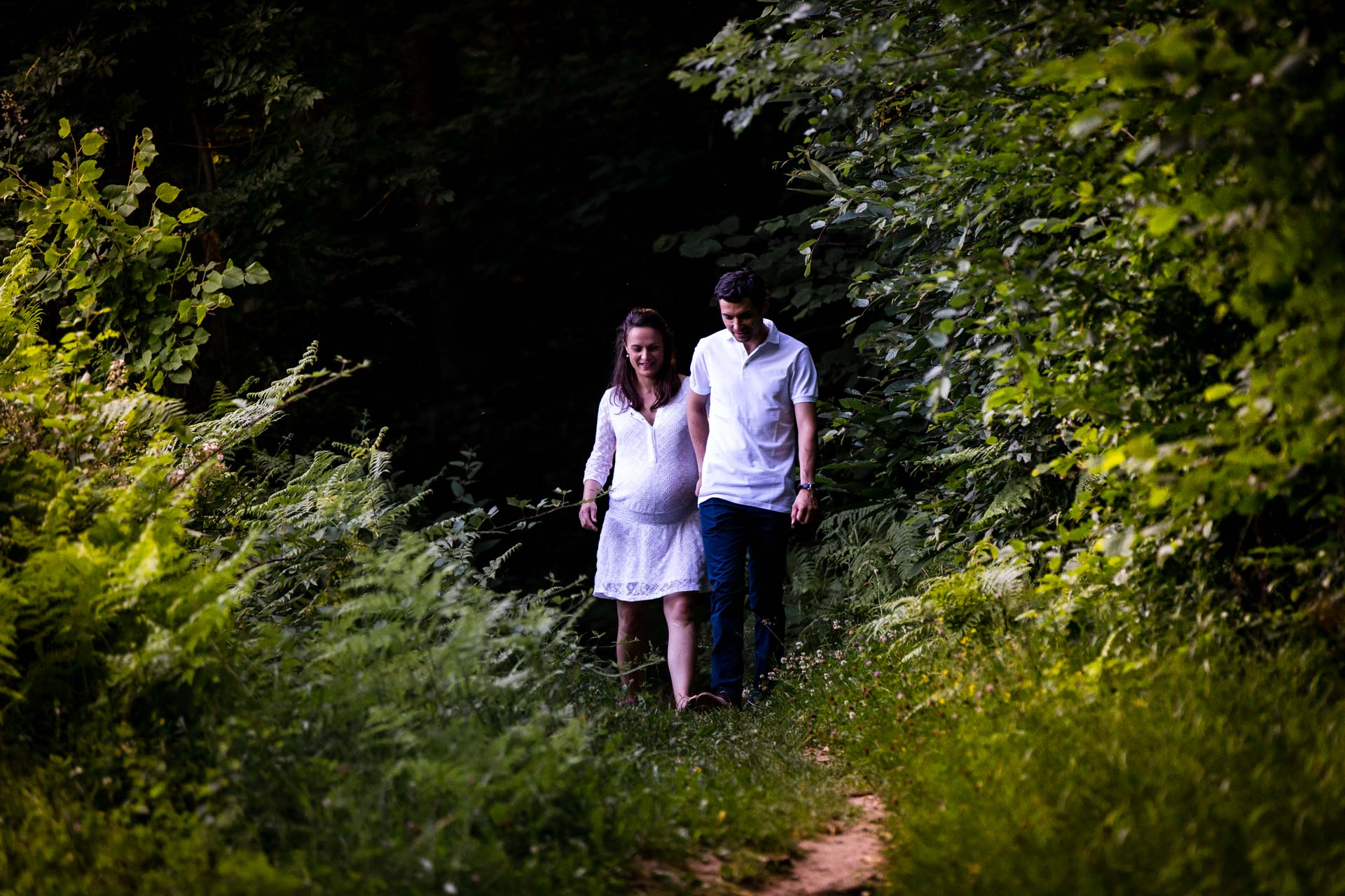 Seance Engagement Divonne Mont Mussy couple se promenant