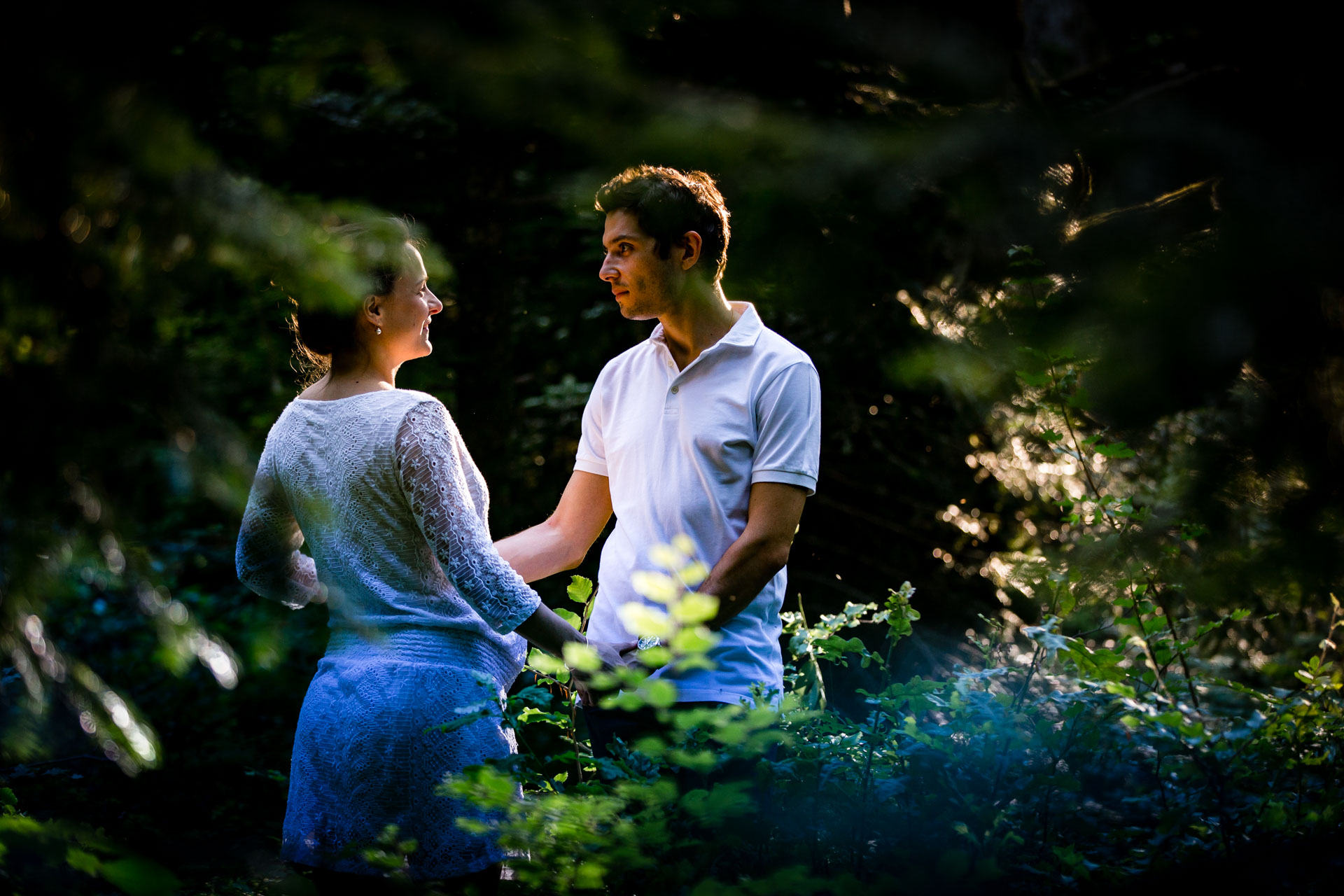 Photo de couple Engagement Divonne Mont Mussy et belle lumiere du soir