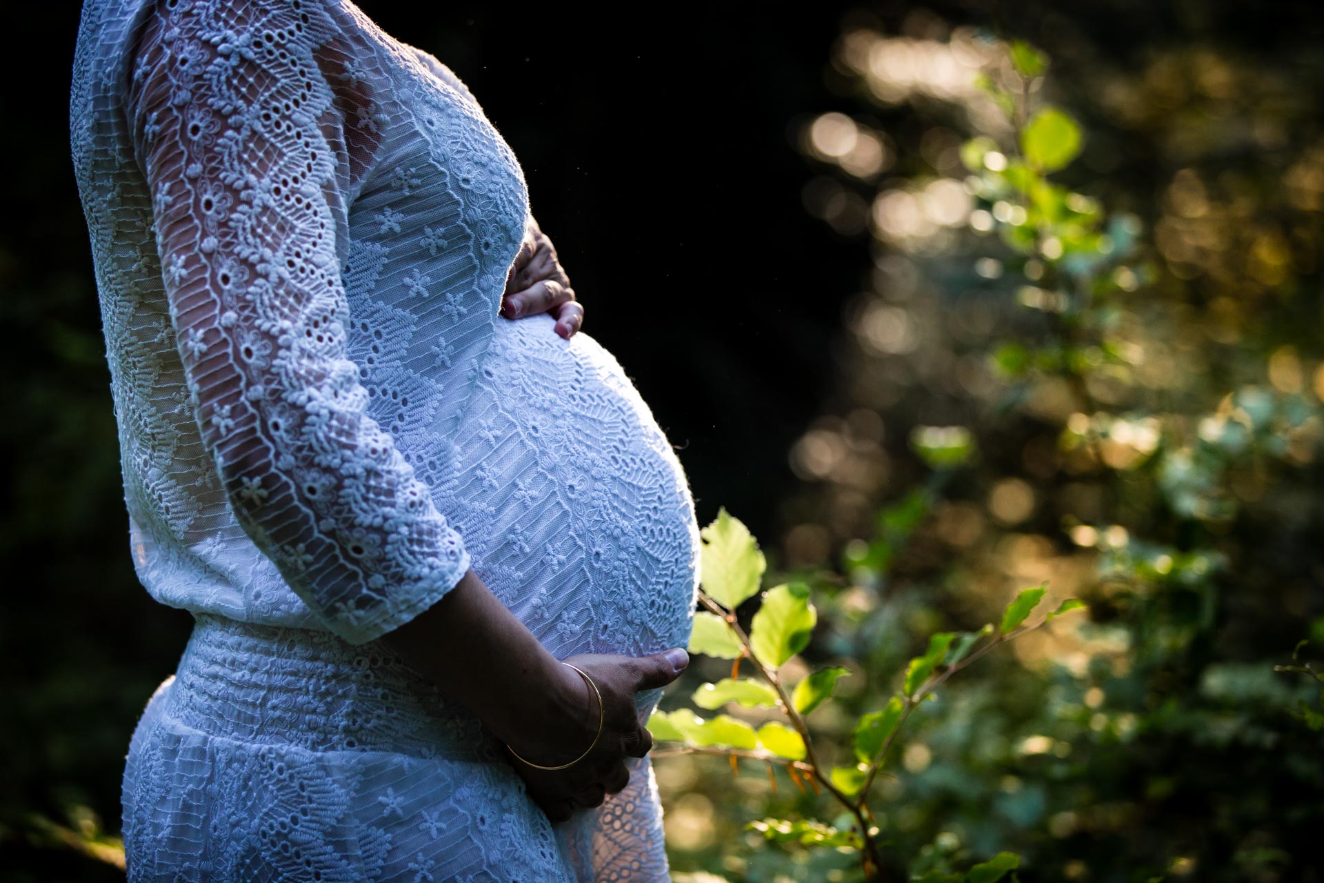 Photo de couple Engagement Divonne Mont Mussy le ventre 9 mios enceinte en gros plan