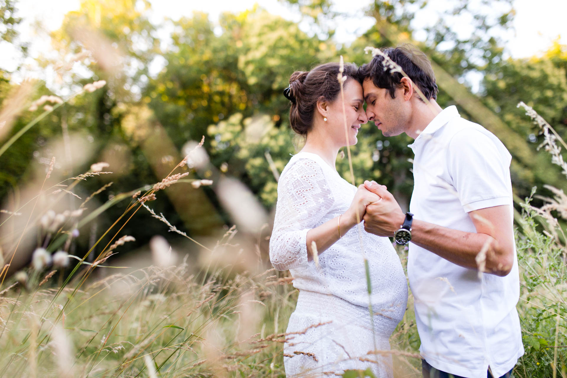 Seance Engagement Divonne Mont Mussy Clairiere photos de couple entre herbes