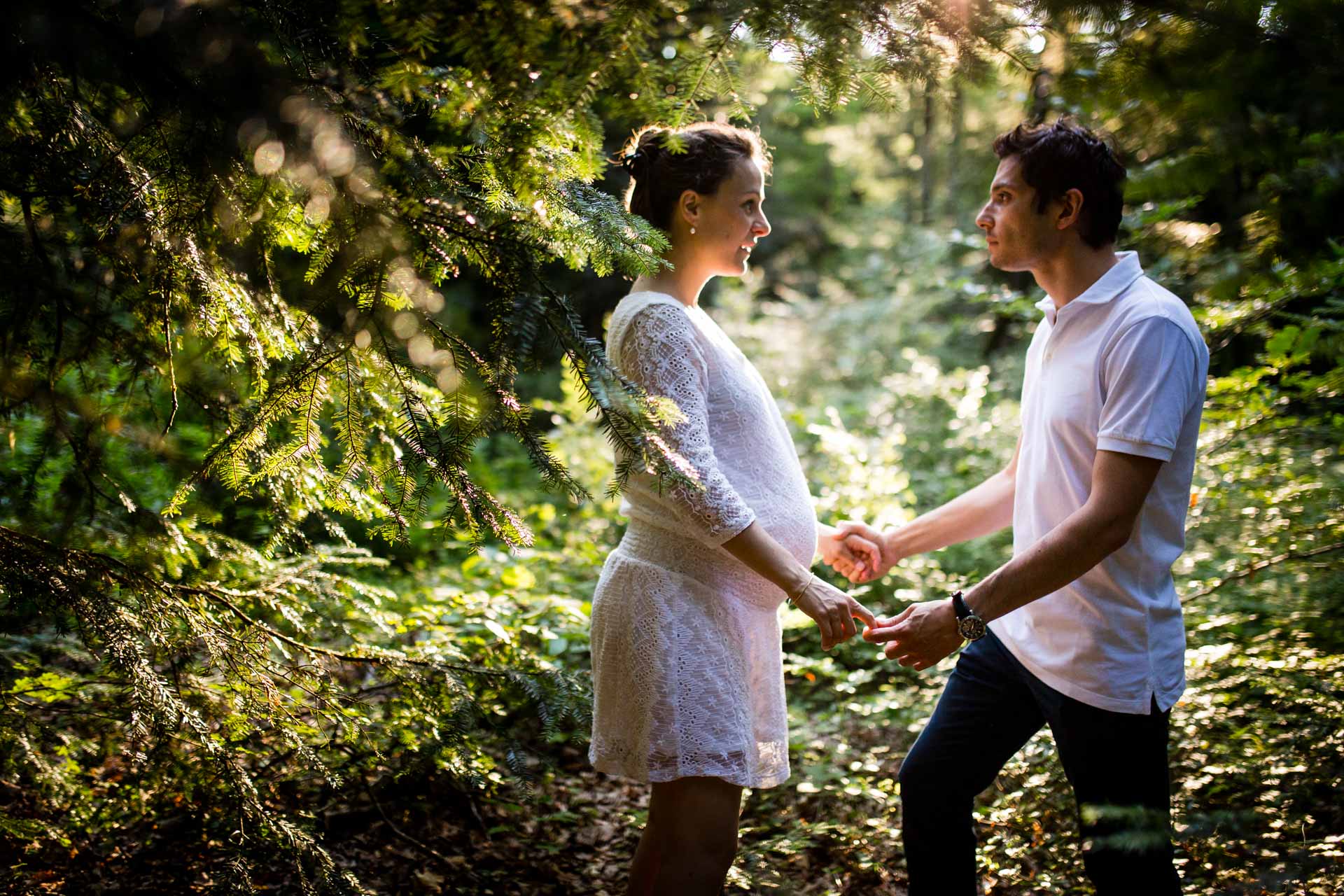 Seance Engagement Divonne Mont Mussy couple se regardant a contre jour photo