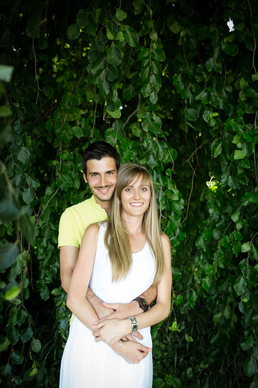 Seance engagement a Nyon sous les arbres