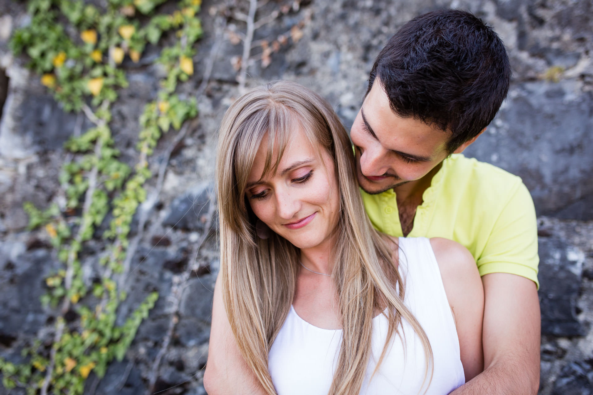 Seance engagement a Nyon gros plan sans regards