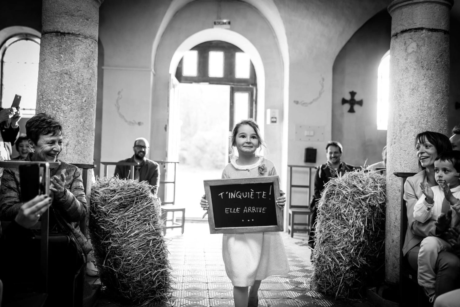 entree des maries avec panneau des enfants Mariage Laique Besançon