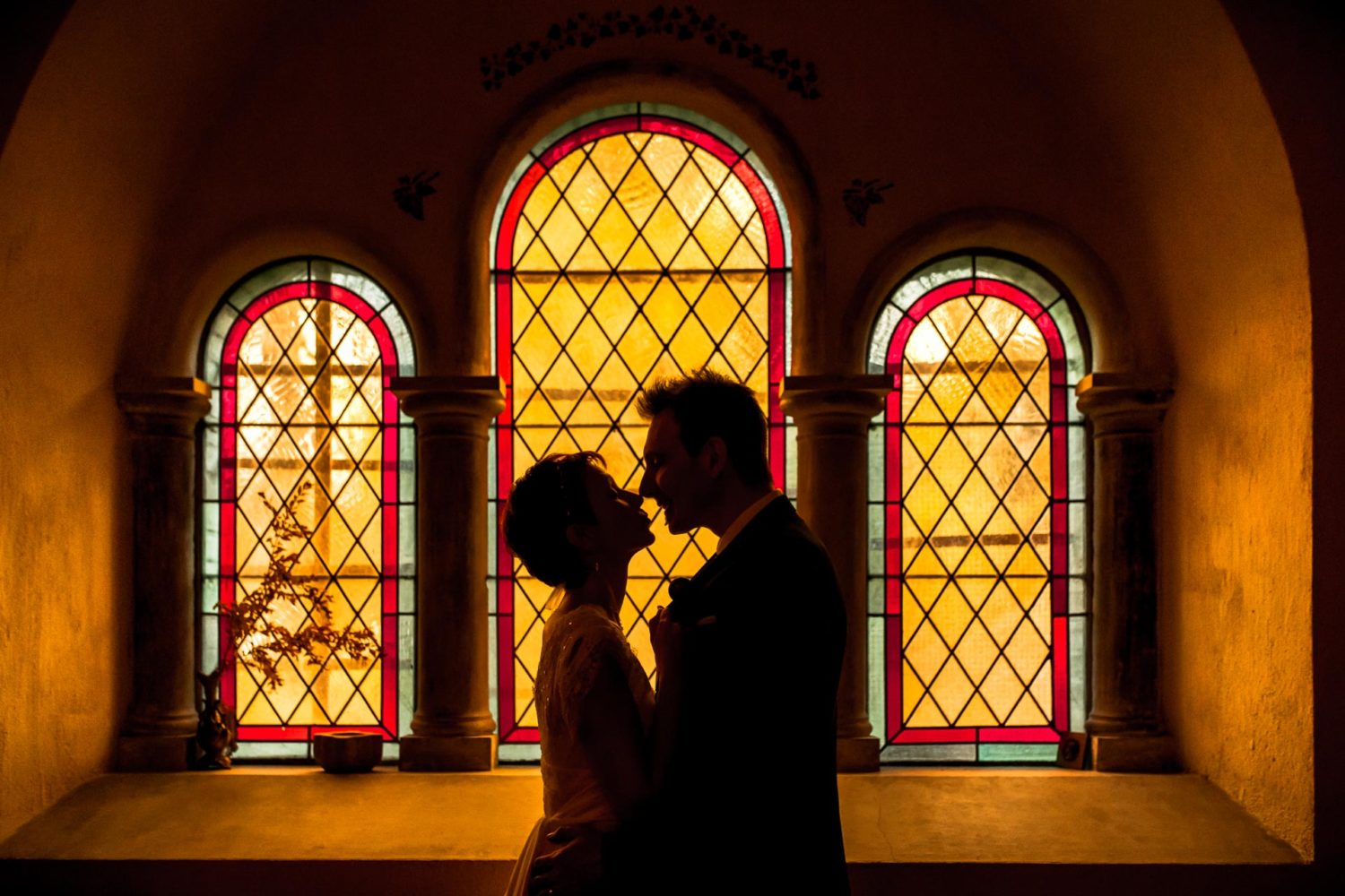 Photo de couple avec vitraux dans la chapelle a Loulans